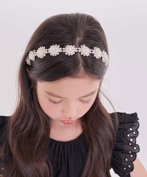 Rora（ローラ）の「【日本製】エリザベス カチューシャ ハンドメイド お花 白 ベージュ（カチューシャ・キッズ・ベージュ/ホワイト・FREE）」の13枚目の写真