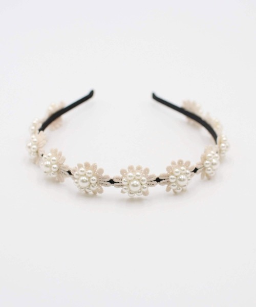 Rora（ローラ）の「【日本製】エリザベス カチューシャ ハンドメイド お花 白 ベージュ（カチューシャ・キッズ・ベージュ/ホワイト・FREE）」の8枚目の写真