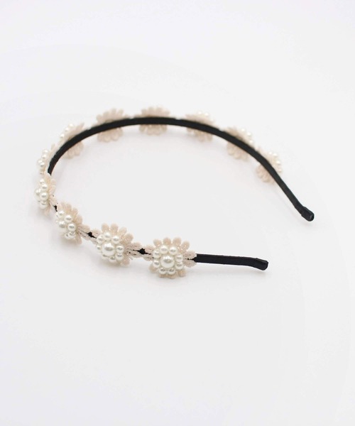 Rora（ローラ）の「【日本製】エリザベス カチューシャ ハンドメイド お花 白 ベージュ（カチューシャ・キッズ・ベージュ/ホワイト・FREE）」の6枚目の写真