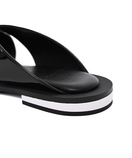 Narcissus(ナルシス)の「クロスフラットサンダル(サンダル・レディース・ブラック/ベージュ・38/37/36/35)」の6枚目の写真