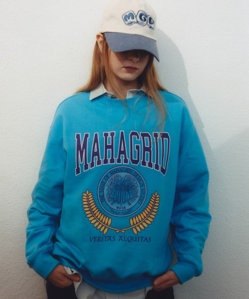 MAHAGRID(マハグリッド)の「『mahagrid/マハグリッド』LAUREL SWEATSHIRT/ローレル フロントデザイン スウェットシャツ ロングスリーブ 長袖(スウェット・メンズ・ライトグレー/ブルー・M/L)」の1枚目の写真