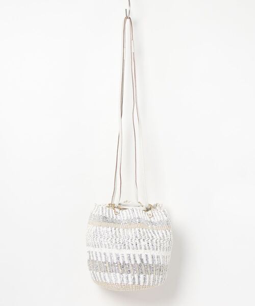 perche(ペルケ)の「ペルケ perche / プラスティックサイザル×姫路レザードロストショルダー(ショルダーバッグ・レディース・ブラック/アイボリー・FREE)」の5枚目の写真