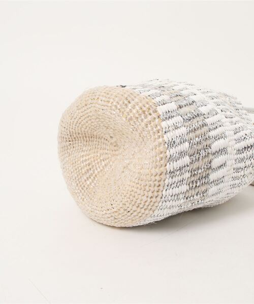 perche(ペルケ)の「ペルケ perche / プラスティックサイザル×姫路レザードロストショルダー(ショルダーバッグ・レディース・ブラック/アイボリー・FREE)」の4枚目の写真