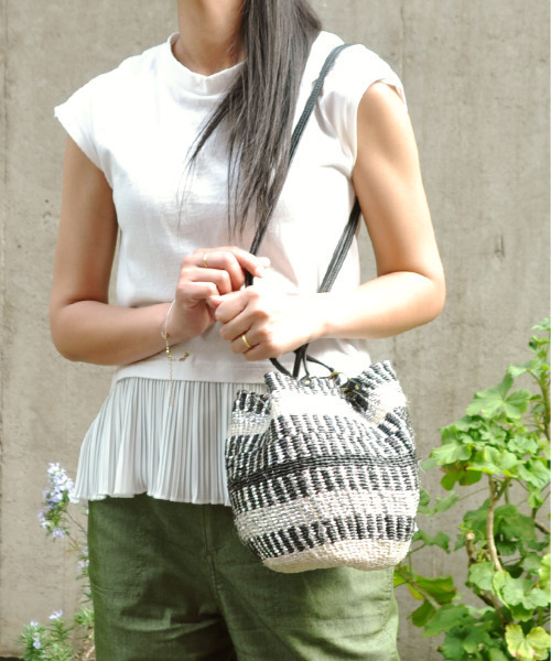 perche(ペルケ)の「ペルケ perche / プラスティックサイザル×姫路レザードロストショルダー(ショルダーバッグ・レディース・ブラック/アイボリー・FREE)」の1枚目の写真