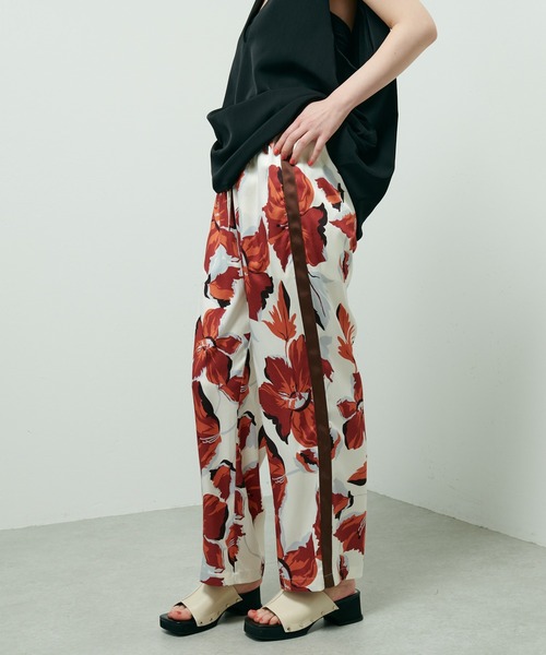 Lui's（ルイス）の「ビッグフラワープリントラインパンツ（スラックス・レディース・ホワイト/グリーン・FREE）」の2枚目の写真