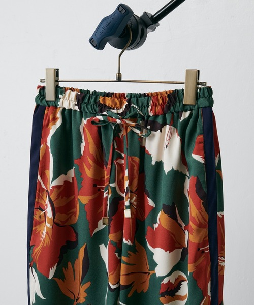 Lui's（ルイス）の「ビッグフラワープリントラインパンツ（スラックス・レディース・ホワイト/グリーン・FREE）」の5枚目の写真