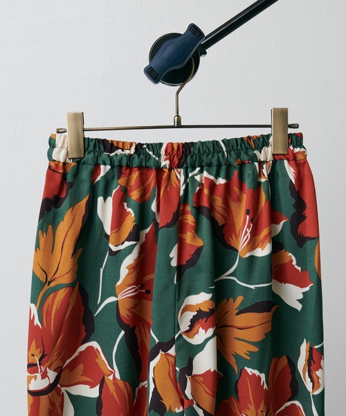 Lui's（ルイス）の「ビッグフラワープリントラインパンツ（スラックス・レディース・ホワイト/グリーン・FREE）」の4枚目の写真