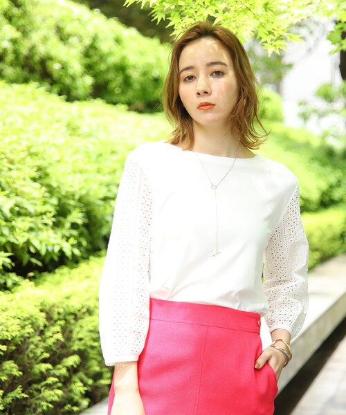 INDIVI（インディヴィ）の「◆【洗える】袖カットワーク刺繍カットソー（Tシャツ/カットソー・レディース・ホワイト/ブラック/サックスブルー/チャコールグレー/ライトグリーン・15 /19/12/34/05/13/38）」の2枚目の写真