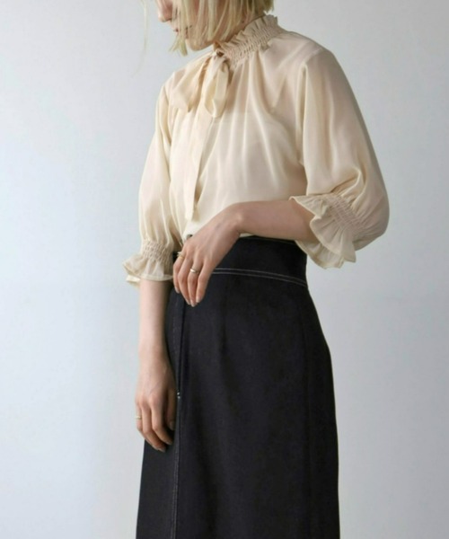 UNFIELD（アンフィールド）の「【UNFIELD】前後２Wayハイネックシャーリングシアーブラウス（シャツ/ブラウス・レディース・ブラック/オフホワイト/グレイッシュベージュ・FREE）」の2枚目の写真