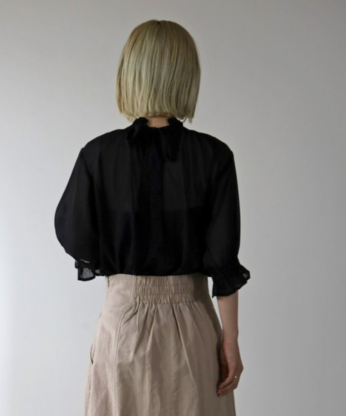 UNFIELD（アンフィールド）の「【UNFIELD】前後２Wayハイネックシャーリングシアーブラウス（シャツ/ブラウス・レディース・ブラック/オフホワイト/グレイッシュベージュ・FREE）」の19枚目の写真