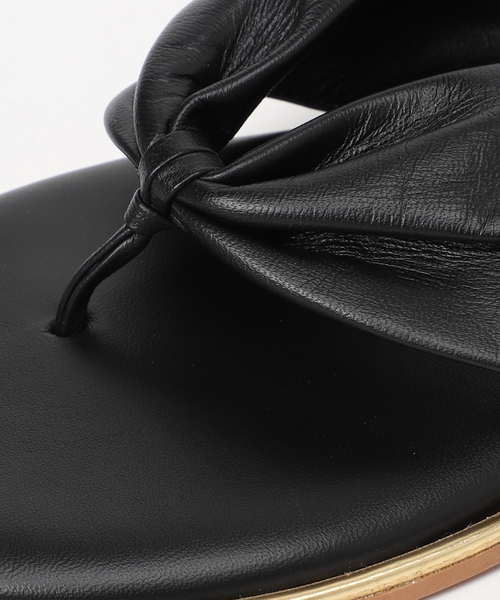 La TOTALITE（ラトータリテ）の「【VINILO/ヴィニーロ】トングフラットサンダル（サンダル・レディース・ブラック/ベージュ・38/36/37）」の5枚目の写真