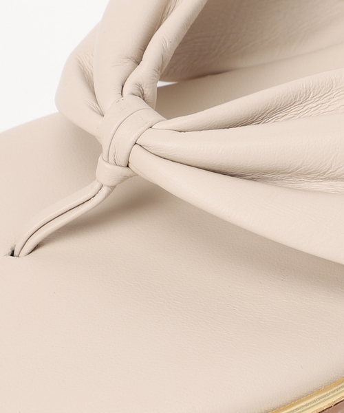 La TOTALITE（ラトータリテ）の「【VINILO/ヴィニーロ】トングフラットサンダル（サンダル・レディース・ブラック/ベージュ・38/36/37）」の7枚目の写真