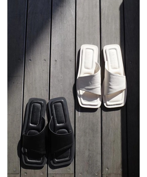 TRUNC（トランクエイティーエイト）の「Synthetic Leather Flat Sandal（サンダル・レディース・アイボリー/ブラック・LARGE/MEDIUM/SMALL）」の9枚目の写真