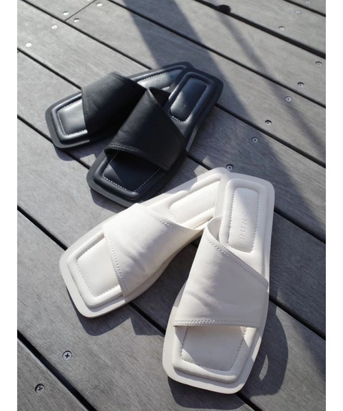 TRUNC（トランクエイティーエイト）の「Synthetic Leather Flat Sandal（サンダル・レディース・アイボリー/ブラック・LARGE/MEDIUM/SMALL）」の6枚目の写真