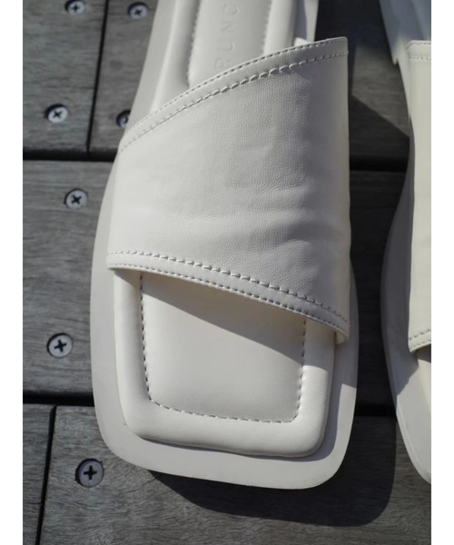 TRUNC（トランクエイティーエイト）の「Synthetic Leather Flat Sandal（サンダル・レディース・アイボリー/ブラック・LARGE/MEDIUM/SMALL）」の4枚目の写真