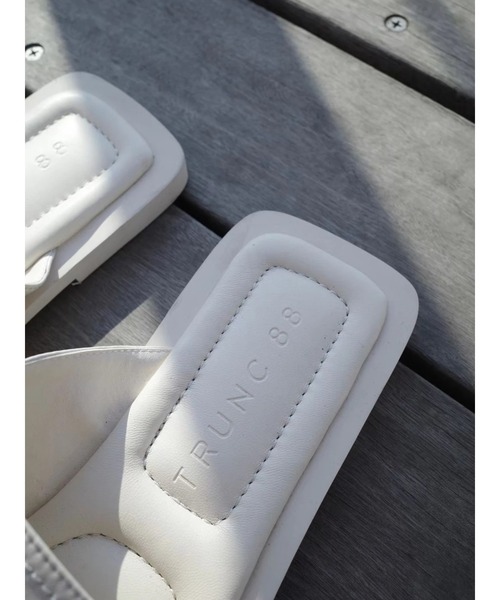 TRUNC(トランクエイティーエイト)の「Synthetic Leather Flat Sandal(サンダル・レディース・アイボリー/ブラック・LARGE/MEDIUM/SMALL)」の21枚目の写真