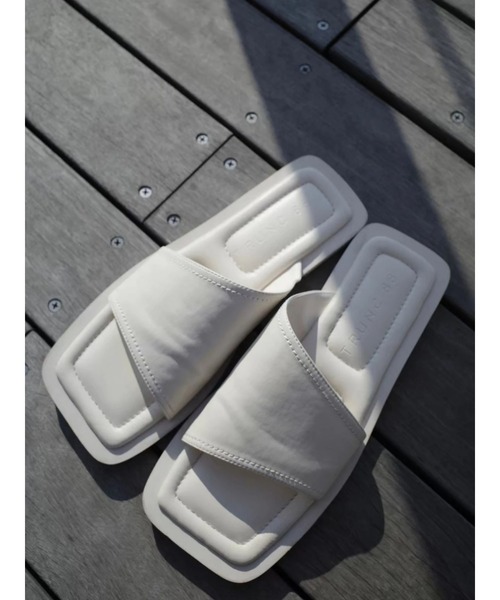 TRUNC（トランクエイティーエイト）の「Synthetic Leather Flat Sandal（サンダル・レディース・アイボリー/ブラック・LARGE/MEDIUM/SMALL）」の21枚目の写真