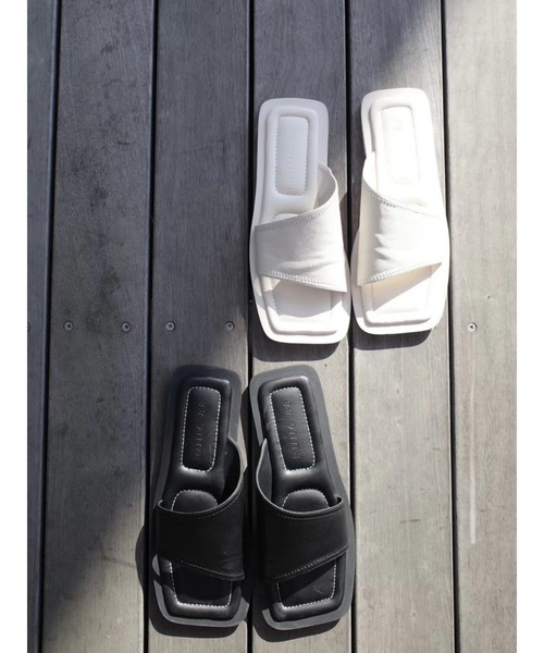 TRUNC（トランクエイティーエイト）の「Synthetic Leather Flat Sandal（サンダル・レディース・アイボリー/ブラック・LARGE/MEDIUM/SMALL）」の11枚目の写真