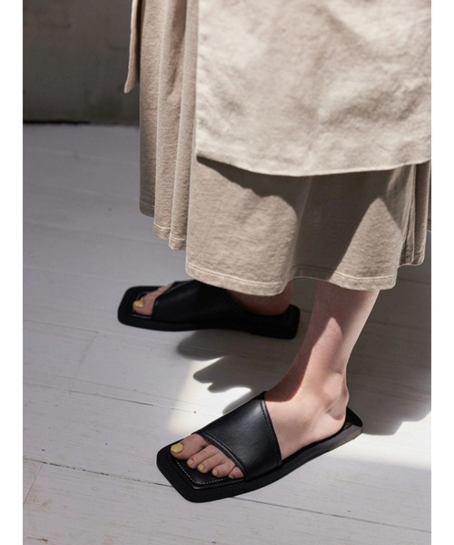 TRUNC(トランクエイティーエイト)の「Synthetic Leather Flat Sandal(サンダル・レディース・アイボリー/ブラック・LARGE/MEDIUM/SMALL)」の22枚目の写真