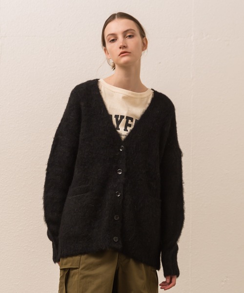 ALLUMER(アリュメール)の「シャギーアルパカVネックカーディガン(カーディガン/ボレロ・レディース・ブラック/ヘザーグレー/マスタード/キャメル・1)」の2枚目の写真