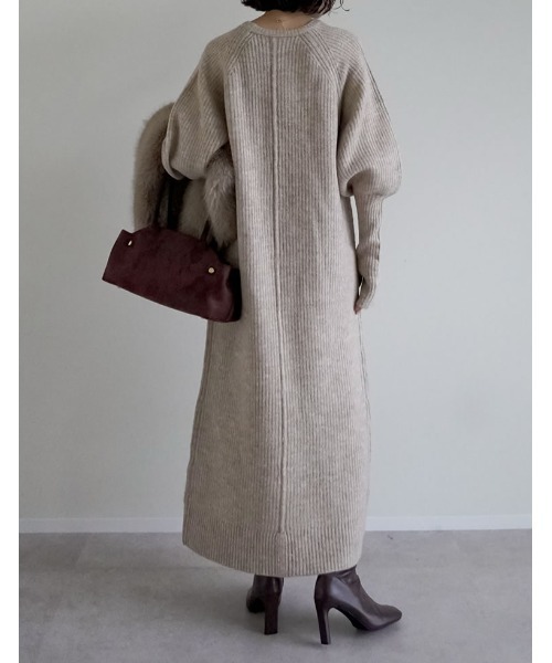 Re:EDIT（リエディ）の「[累計販売枚数1.75万枚突破！][新色追加][低身長サイズ有][サステナブル]指穴ボリュームスリーブ畦編みリブニットワンピース（ワンピース・レディース・チャコールグレー/ベージュ/ブルー/ブラック/イエロー/グレー/キャメル/ブラウン/ベージュ系その他/グレー系その他・LARGE/MEDIUM/SHORT）」の21枚目の写真
