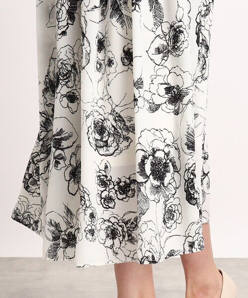 DRESKIP（ドレスキップ）の「◆線画フラワー柄ボリュームギャザースカート（スカート・レディース・ホワイト系3/ライトグリーン系/ネイビー系・02/03/04）」の8枚目の写真