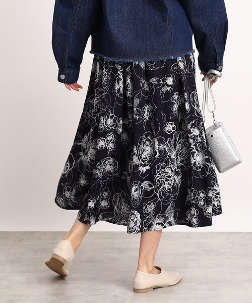 DRESKIP（ドレスキップ）の「◆線画フラワー柄ボリュームギャザースカート（スカート・レディース・ホワイト系3/ライトグリーン系/ネイビー系・02/03/04）」の19枚目の写真