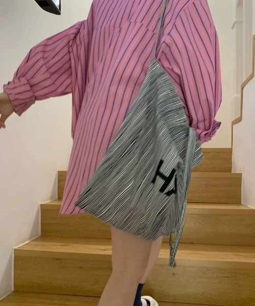 Vipoa（ヴィポア）の「オーバーサイズストライプカラーシャツ（シャツ/ブラウス・レディース・ピンク・FREE）」の5枚目の写真