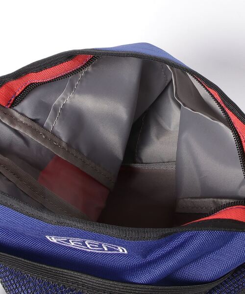 KEEN(キーン)の「HARVEST MATERIAL SACOCHE III / ハーベスト マテリアル サコッシュ スリー(ボディバッグ/ウエストポーチ・メンズ・ブルー・OS)」の3枚目の写真