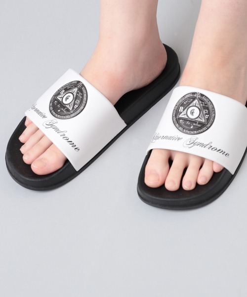 RNA(アールエヌエー)の「E4908 ロゴ&キャラシャワーサンダル(サンダル・レディース・ホワイト/ブラック/ブルー・SMALL/MEDIUM)」の4枚目の写真