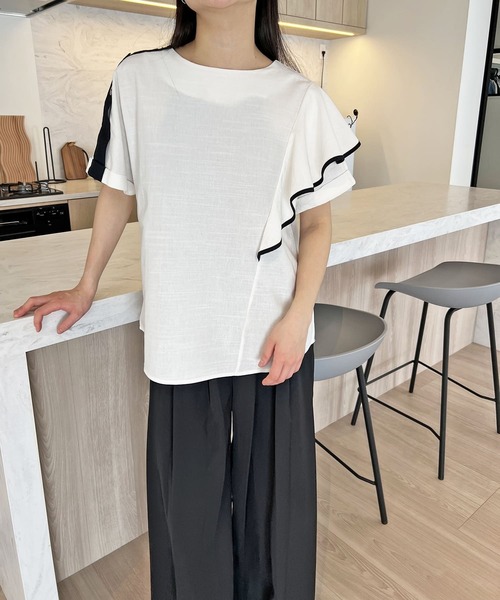 Jewelobe(ジュエローブ)の「アシンメトリー配色ラッフルトップス(シャツ/ブラウス・レディース・ホワイト/ベージュ/ブラック・FREE)」の2枚目の写真