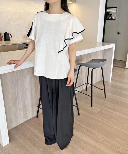 Jewelobe(ジュエローブ)の「アシンメトリー配色ラッフルトップス(シャツ/ブラウス・レディース・ホワイト/ベージュ/ブラック・FREE)」の14枚目の写真