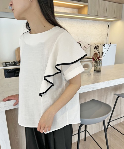 Jewelobe(ジュエローブ)の「アシンメトリー配色ラッフルトップス(シャツ/ブラウス・レディース・ホワイト/ベージュ/ブラック・FREE)」の16枚目の写真