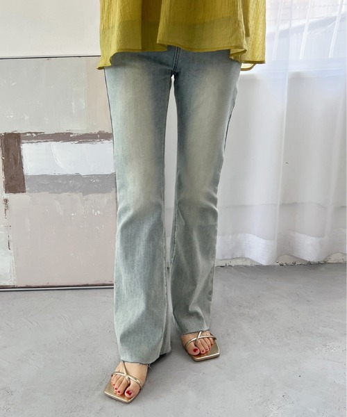 Olu.（オルドット）の「ハイウエストストレッチフレアデニム（デニムパンツ・レディース・グレー/ライトブルー・1/0）」の3枚目の写真