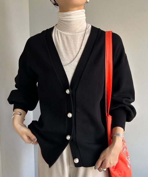 SHENERY（シーナリー）の「パールボタンVネックニットカーディガン（カーディガン/ボレロ・レディース・ミント/オフホワイト/ブラック・FREE）」の3枚目の写真