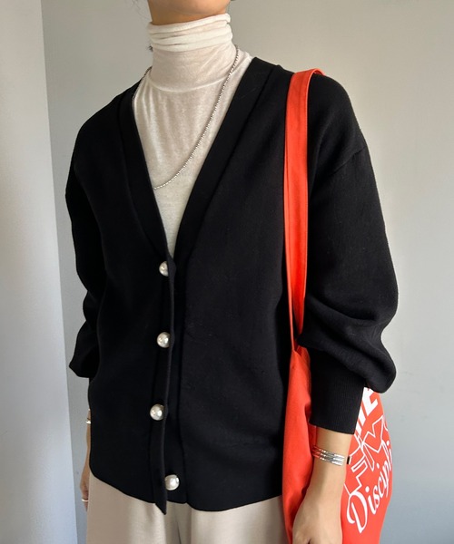 SHENERY（シーナリー）の「パールボタンVネックニットカーディガン（カーディガン/ボレロ・レディース・ミント/オフホワイト/ブラック・FREE）」の5枚目の写真