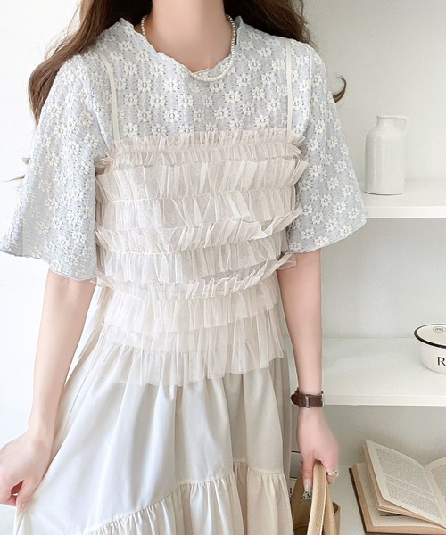 mily bilet(ミウィビレット)の「【mily bilet】セットアイテムで可愛らしく着映え!花柄ジャガードチュールビスチェレイアード半袖ブラウス(シャツ/ブラウス・レディース・ブラック/サックスブルー/アイボリー・MEDIUM/LARGE/X-LARGE/SMALL)」の4枚目の写真