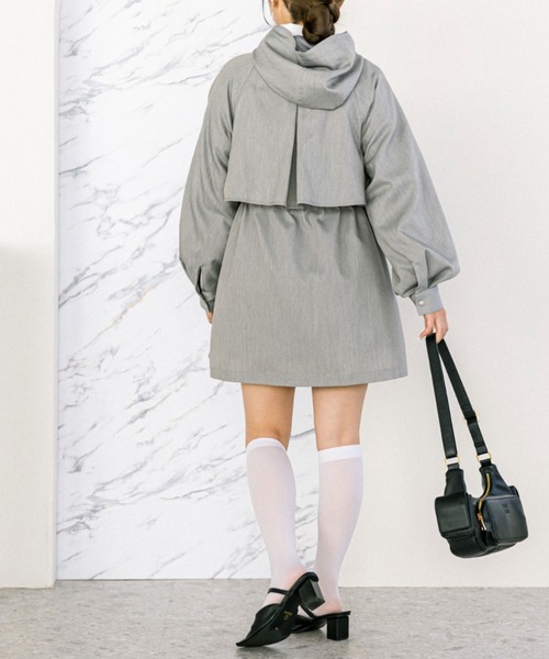 OLIVE des OLIVE（オリーブデオリーブ）の「フードトレンチチュニックコート　1041080030（トレンチコート・レディース・ライトグレー/ライトベージュ・FREE）」の4枚目の写真