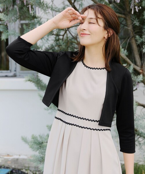 Tiaclasse(ティアクラッセ)の「「きれい見え」カットソーストレートボレロ(カーディガン/ボレロ・レディース・ブラック/グレイッシュベージュ/ネイビー・XL/XXL)」の8枚目の写真