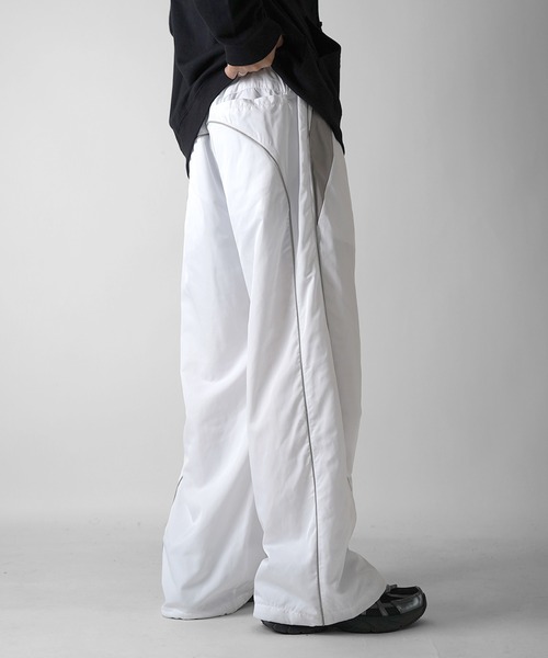Confirm(コンファーム)の「Y2K 切替パイピングサイドライン 裾ドローコード ナイロンワイドパンツ ユニセックス【Confirm】(その他パンツ・メンズ・ホワイト/ブラック/グレー・M/L)」の8枚目の写真
