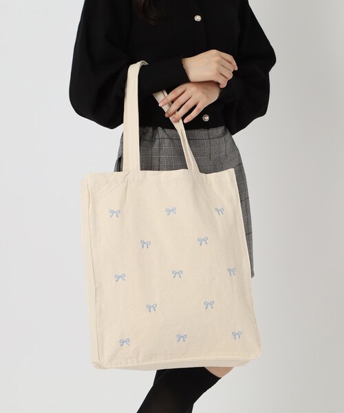 Ober Tashe(オーバータッシェ)の「リボン刺繍キャンバストートバッグ(トートバッグ・レディース・アイボリー/グレー/ブラック・FREE)」の2枚目の写真