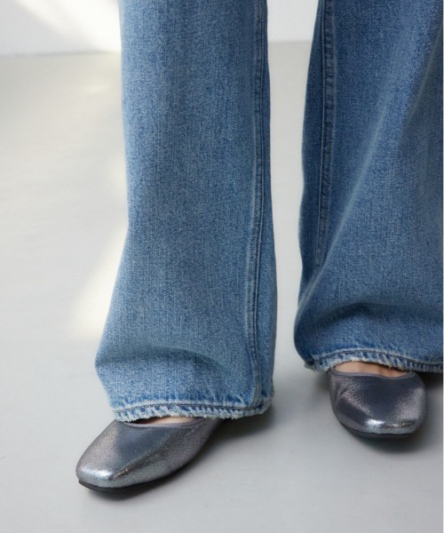 AZUL by moussy（アズールバイマウジー）の「スクエアトゥストラップフラットパンプス（パンプス・レディース・ブラック系その他/シルバー/ブラック・MEDIUM/LARGE/SMALL）」の3枚目の写真