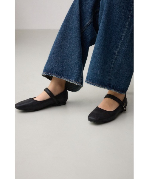 AZUL by moussy（アズールバイマウジー）の「スクエアトゥストラップフラットパンプス（パンプス・レディース・ブラック系その他/シルバー/ブラック・MEDIUM/LARGE/SMALL）」の4枚目の写真