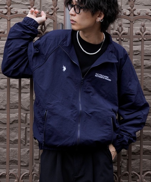 U.S. POLO ASSN.(ユーエスポロアッスン)の「U.S. POLO ASSN./ユーエスポロアッスン 別注 ナイロンジップブルゾン(限定展開)(ナイロンジャケット・メンズ・グレー/ブラック/ネイビー・SMALL/MEDIUM/LARGE)」の4枚目の写真