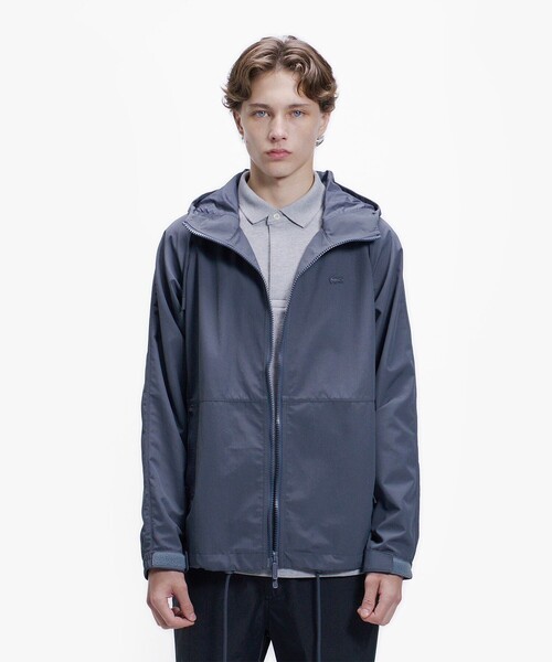 LACOSTE（ラコステ）の「撥水防風 ドロストコード フーデッド ナイロンブルゾン / マウンテンパーカー（ナイロンジャケット・メンズ・ブラック/ダークグリーン/ダークネイビー/ダークブラウン/グレー・48/46/52/50）」の2枚目の写真