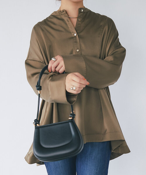 un dix cors(アンディコール)の「《上品な光沢》ヨーク切替サテン調ブラウス(シャツ/ブラウス・レディース・ブラック/カーキ/アイボリー・FREE)」の10枚目の写真