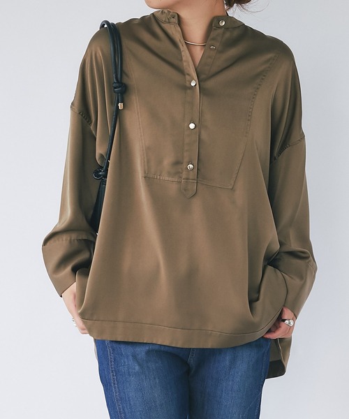 un dix cors(アンディコール)の「《上品な光沢》ヨーク切替サテン調ブラウス(シャツ/ブラウス・レディース・ブラック/カーキ/アイボリー・FREE)」の3枚目の写真