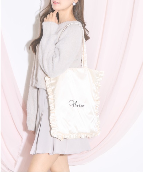 tocco closet(トッコ クローゼット)の「【ZOZO限定】フリルラウンドサテントートバッグ(トートバッグ・レディース・アイボリー/ブラック/ピンク/ボルドー・FREE)」の8枚目の写真