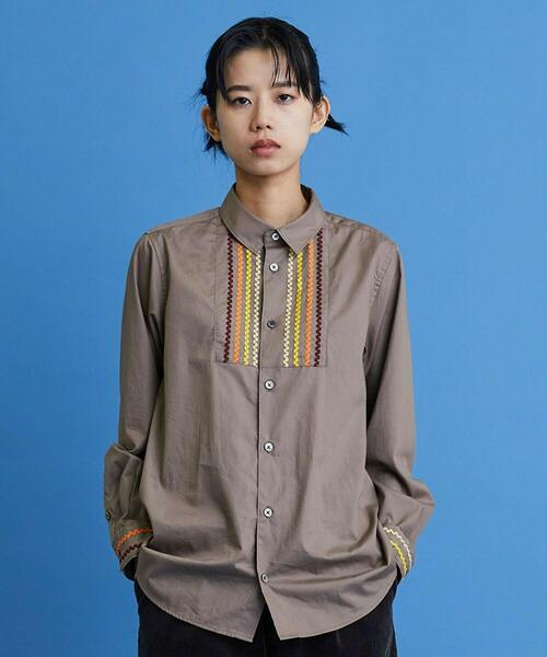 FRAPBOIS(フラボア)の「チャームシャツ(シャツ/ブラウス・レディース・ホワイト/グレイッシュベージュ・1/2)」の1枚目の写真