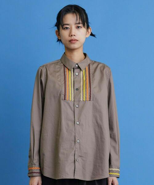 FRAPBOIS(フラボア)の「チャームシャツ(シャツ/ブラウス・レディース・ホワイト/グレイッシュベージュ・1/2)」の3枚目の写真